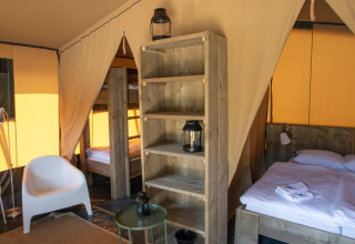Innenansicht eines Safari-Zeltes der Base Lodge im Boutique Camping Heart of Nature, Kroatien, mit Doppelbett.