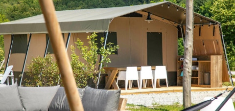 Safari-Zelt Base Lodge im Boutique Camping Heart of Nature in Kroatien mit Terrasse und Essbereich im Freien.