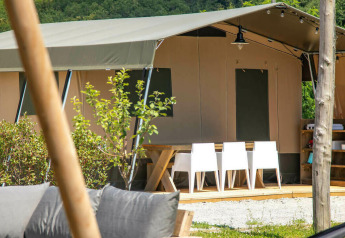 Tienda safari Base Lodge en Boutique Camping Heart of Nature en Croacia con terraza y comedor al aire libre.