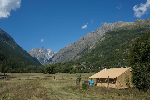 Tent bij Huttopia Vallouise vakantiepark met uitzicht op bergen en natuur in Provence-Alpes-Côte d’Azur, Frankrijk.