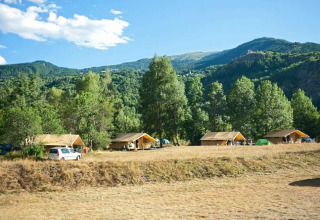 Campingplads ved Huttopia Vallouise med telte og natur i Provence-Alpes-Côte d’Azur, Frankrig.
