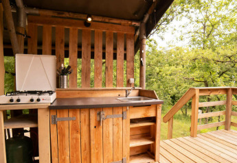 Buitenkeuken in een safaritent bij Camping Centro Vacanze San Marino, met uitzicht op het groen.