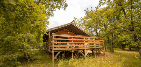 Safari Lodge telt på Camping Centro Vacanze San Marino, omgivet af frodig grøn natur og træer.