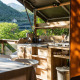 Cocina exterior de una tienda safari en Camping Delle Rose, Italia, con vistas a montañas verdes.