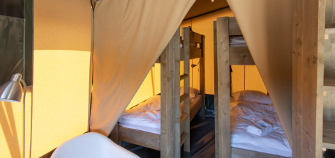 Innenaufnahme des Safari-Zeltes Base Lodge auf Camping Delle Rose in Italien mit zwei Etagenbetten.