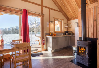 Gezellig houten chalet met keuken, houtkachel en uitzicht op sneeuwlandschap in Bourg-St-Maurice, Frankrijk.