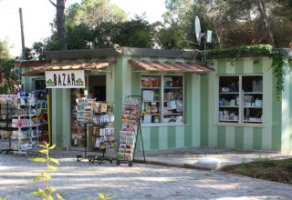 Klein winkeltje op Campo dei Fiori vakantiepark in Toscane, Italië, met kranten en ansichtkaarten.