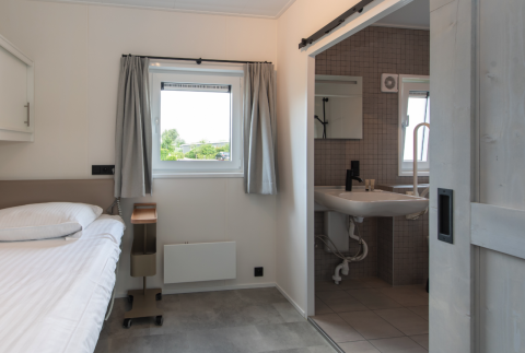 Barrierefreies Zimmer mit Einzelbett und Bad, Access Lodge, Kompas Camping - Westende, Belgien.