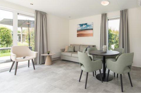 Lichte, moderne woonkamer in Access Lodge, Kompas Camping - Westende, met stijlvolle meubels en grote ramen.