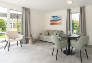 Lichte, moderne woonkamer in Access Lodge, Kompas Camping - Westende, met stijlvolle meubels en grote ramen.