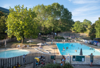 Schwimmbadbereich mit Kinderbecken und Liegestühlen im Huttopia Divonne Les Bains Ferienpark.