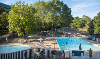 Schwimmbadbereich mit Kinderbecken und Liegestühlen im Huttopia Divonne Les Bains Ferienpark.
