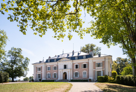 Majestuosa mansión rodeada de árboles verdes cerca de Divonne Les Bains en Auvergne-Rhône-Alpes, Francia.