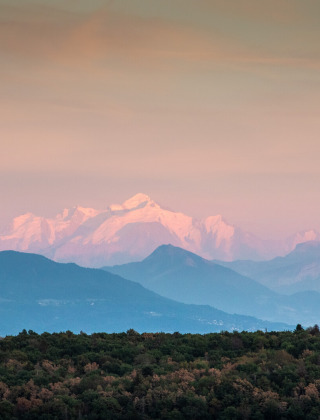 Vista lejana de los Alpes al atardecer desde las afueras de Divonne Les Bains, Auvergne-Rhône-Alpes, Francia.