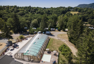 Luftfoto af Huttopia Lac de la Siauve feriepark i Auvergne-Rhône-Alpes med overdækket swimmingpool og omgivelser.
