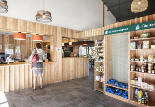 Onthaal en kleine winkel met houten interieur in Huttopia Lac de la Siauve vakantiepark, Auvergne-Rhône-Alpes, Frankrijk.
