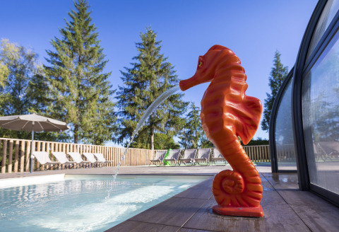 Oranje zeepaard-fontein bij het zwembad in Huttopia Lac de la Siauve, Auvergne-Rhône-Alpes, Frankrijk.