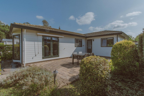 Chalet Wilbrink en Holiday park De Boshoek, Países Bajos, vista exterior con jardín y área de comedor al aire libre.