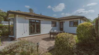 Chalet Wilbrink en Holiday park De Boshoek, Países Bajos, vista exterior con jardín y área de comedor al aire libre.