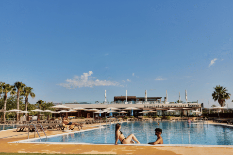 Zwembad bij TAIGA Delta de l'Ebre vakantiepark in Catalonië, Spanje, met gasten die ontspannen in de zon.