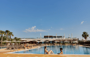 Piscine du parc de vacances TAIGA Delta de l'Ebre en Catalogne, Espagne, avec des clients profitant du soleil.