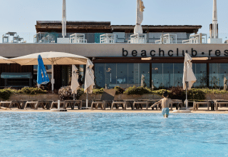 Ragazzo in costume entra nella piscina del beachclub resort a TAIGA Delta de l'Ebre, Catalogna, Spagna.