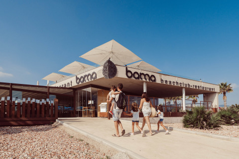 Familie betritt das Bama beachclub-restaurant im TAIGA Delta de l'Ebre Ferienpark in Katalonien, Spanien.