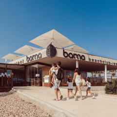 Familia llega al restaurante Bama beachclub en el parque vacacional TAIGA Delta de l'Ebre en Cataluña, España.
