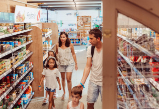 Familie handler i et supermarked på TAIGA Delta de l'Ebre feriepark i Catalonien, Spanien.