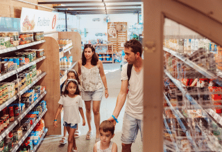 Famille faisant des courses au supermarché du parc de vacances TAIGA Delta de l'Ebre en Catalogne, Espagne.