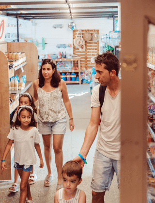 Familie kauft in einem Supermarkt im Ferienpark TAIGA Delta de l'Ebre, Katalonien, Spanien, ein.