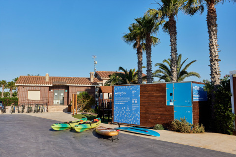 Fietsen, kajaks en palmbomen bij het vakantiepark TAIGA Delta de l'Ebre in Catalonië, Spanje.