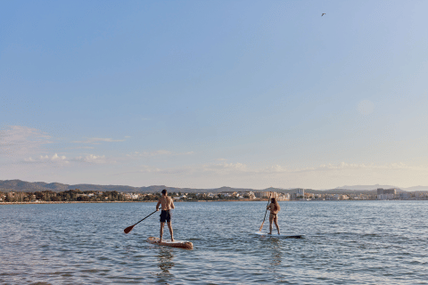 Deux personnes font du paddle près du parc de vacances TAIGA Delta de l'Ebre en Catalogne, Espagne.