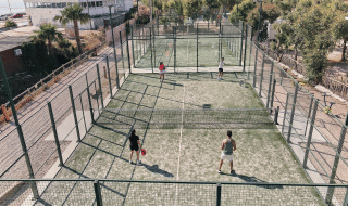 Ferienpark in Katalonien, Spanien mit Padel-Tennisplätzen, wo Gäste ein Outdoor-Spiel genießen.