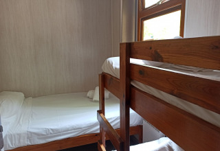En hyggelig kabine med køjeseng og enkeltseng i Bungalow Aratz på Camping Etxarri i Spanien.