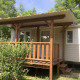Foto van Mobile home Urederra, een gezellig huisje met houten veranda en omliggend groen.