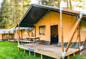 Tienda safari La Rochette en Beter Uit Holiday Park Walsdorf, Luxemburgo, con terraza de madera y mesa.