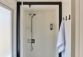 Ducha moderna y toallero en Bungalow Premium Agave de TAIGA Almeria Playa, España.