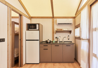 Angolo cottura nella tenda Glamping Alhamilla a TAIGA Almeria Playa in Spagna, con frigorifero e microonde.