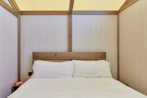 Innenaufnahme eines Bettes mit weißer Bettwäsche im Glamping Tent Alhamilla, TAIGA Almeria Playa, Spanien.