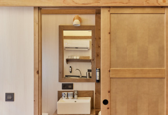 Riflessione nello specchio di lavabo in tenda Glamping Alhamilla, TAIGA Almeria Playa, Spagna.