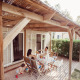 Famiglia fa colazione all'aperto sulla veranda del Bungalow Confort Baconé in atmosfera serena.