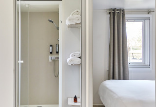Baño y dormitorio moderno en Bungalow Confort Baconé, TAIGA Delta de l'Ebre, España.