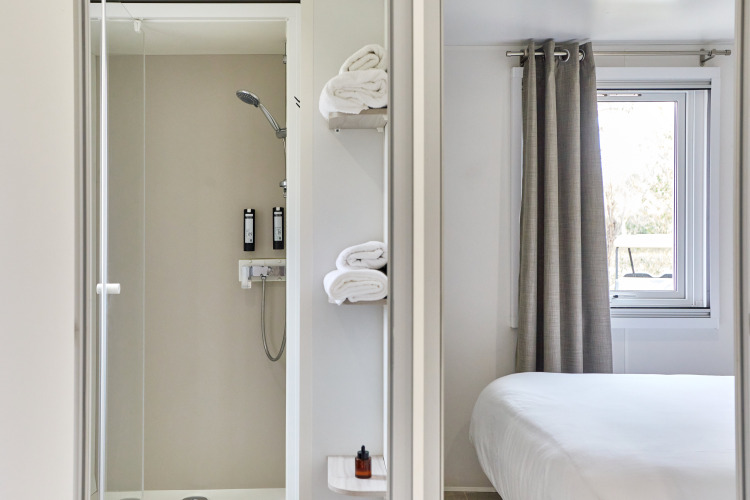 Baño y dormitorio moderno en Bungalow Confort Baconé, TAIGA Delta de l'Ebre, España.