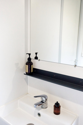 Moderno lavabo y espejo con dispensadores de jabón en Bungalow Confort Baconé, TAIGA Delta de l'Ebre, España.