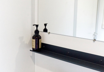 Lavabo moderne et miroir avec distributeurs de savon au Bungalow Confort Baconé, TAIGA Delta de l'Ebre, Espagne.