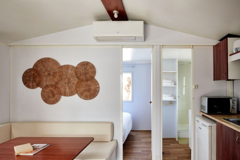 Vista interior del Bungalow Essential Golero en TAIGA Delta de l'Ebre, España, con mobiliario moderno.