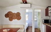 Indvendig udsigt over Bungalow Essential Golero på TAIGA Delta de l'Ebre, Spanien, med moderne indretning.