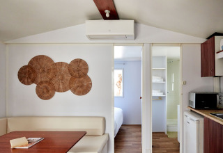 Binnenzicht van Bungalow Essential Golero bij TAIGA Delta de l'Ebre in Spanje, met moderne inrichting.