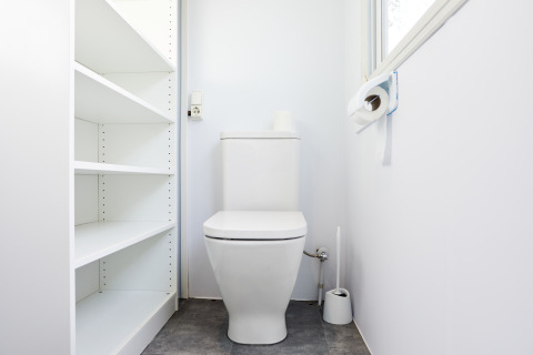 Modernes, minimalistisches Badezimmer in der Bungalow Essential Flamenc TAIGA Delta de l'Ebre, Spanien.